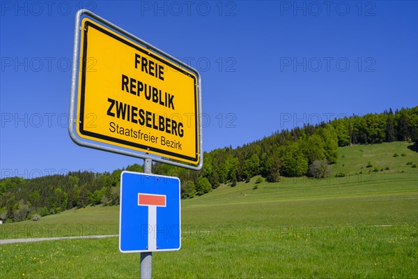 Traffic sign Sackstrasse and place name sign with the inscription Free Republic Zwieselberg state-free district