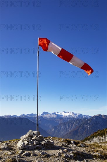 Wind vane on the Loser with view to the Hoher Dachstein