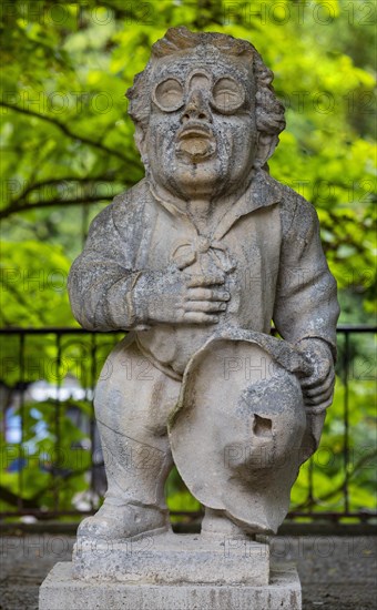 Dwarf with pince-nez