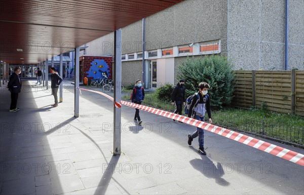 Pupils with masks on the playground