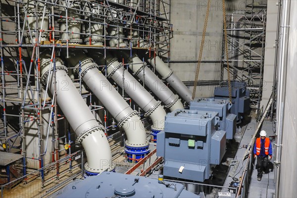 Engine installation in Oberhausen pumping station