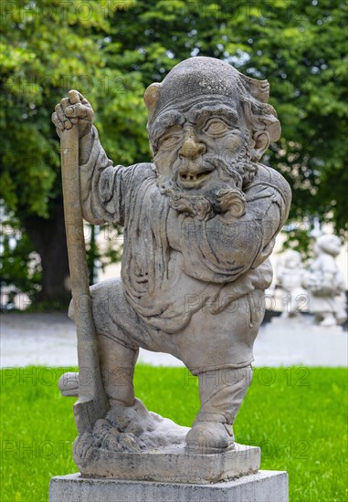 Dwarf with spade