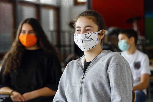 Pupils wear masks during lessons