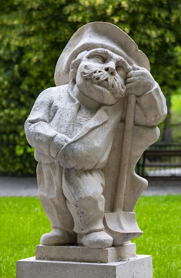 Dwarf with headstone