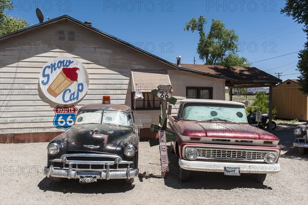 Old Cars Oldtimers at the general store Delgadillo's Snow Cap