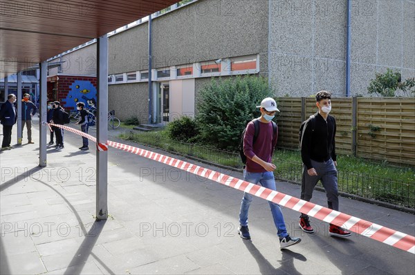 Pupils with masks on the playground