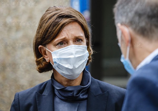NRW Minister of Education Yvonne Gebauer visits Benzenberg secondary school with mouth and nose protection on the occasion of the resumption of school operations under the conditions of the Corona infection protection
