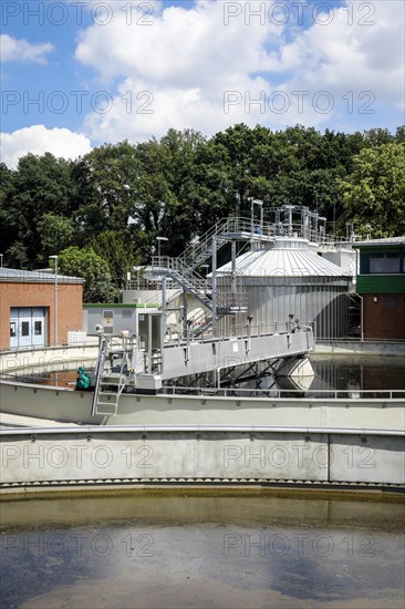 Wastewater treatment in the wastewater treatment plant