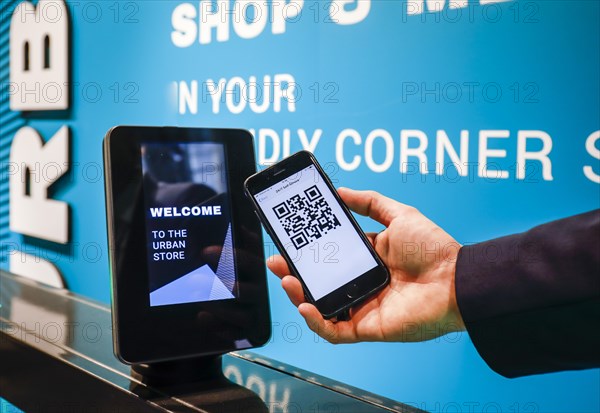 Access code authorization with QR Code in the 24/7 Urban Store of the future