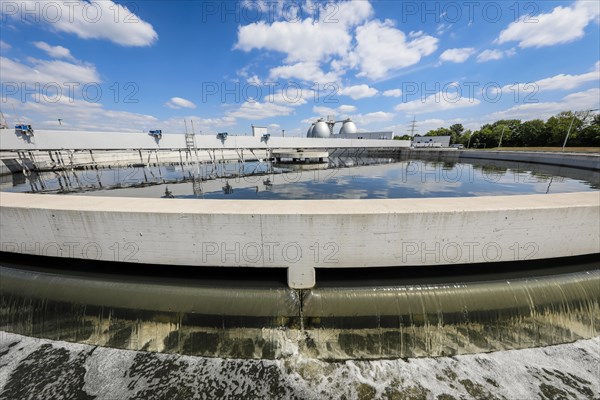 Wastewater treatment in the new sewage treatment plant Emschermuendung KLEM