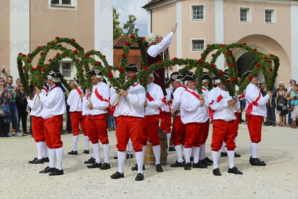 Ulmer Binder Dance in the monastery yard in Wiblingen