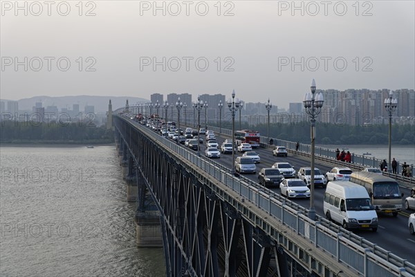 Car traffic on the Yangtze Bridge