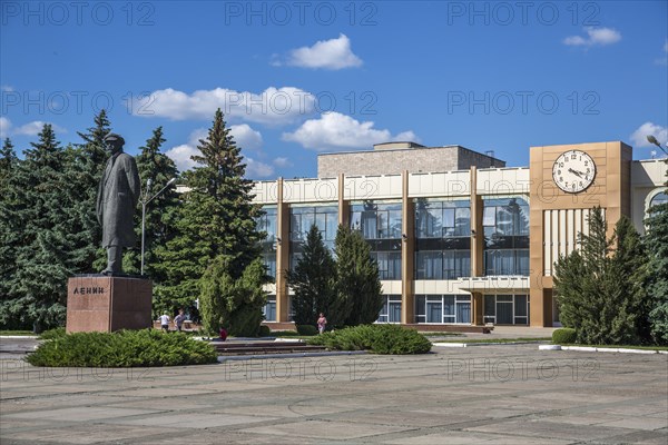 Lenin statue in front of cultural center