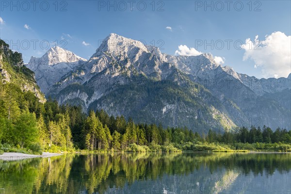 Almsee with Totem Gebirge