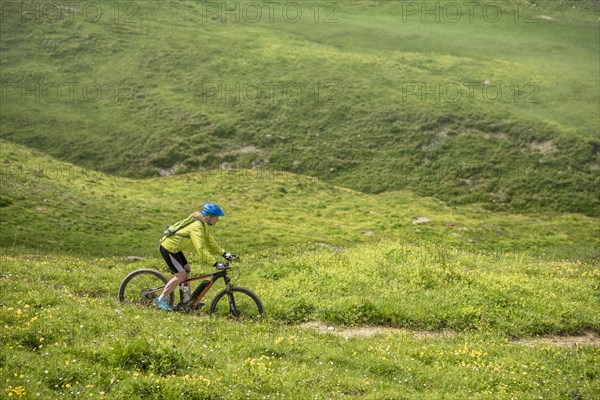 Mountain biker rides on Singeltrail