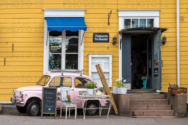 Pink Fiat 500 in front of antique shop