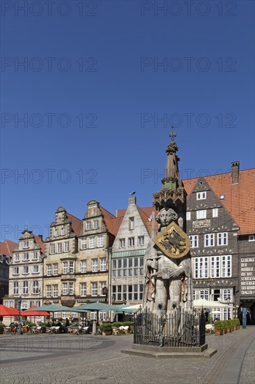 Gabled houses and Roland statue