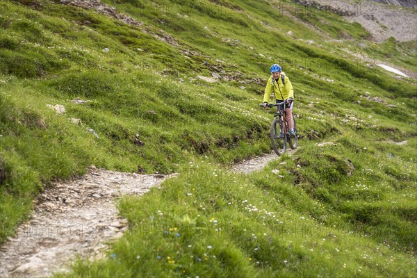 Mountain biker rides on Singeltrail