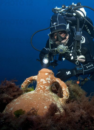 Divers and ancient amphora