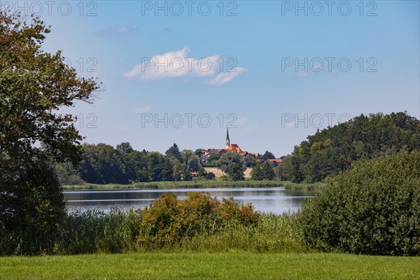 Abtsdorfer See with the village of Leobendorf