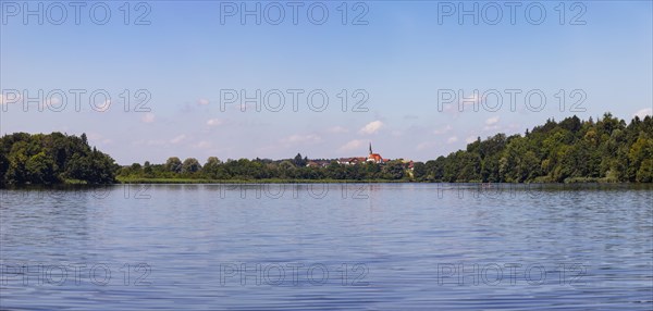 Abtsdorfer See with the village of Leobendorf