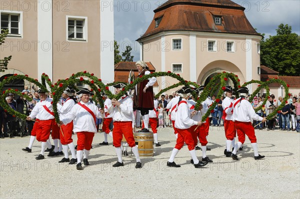 Ulmer Binder Dance in the monastery yard in Wiblingen