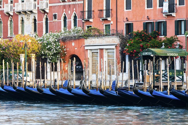 Parking gondolas on the Canale Grande caused by the Corona Pandemic