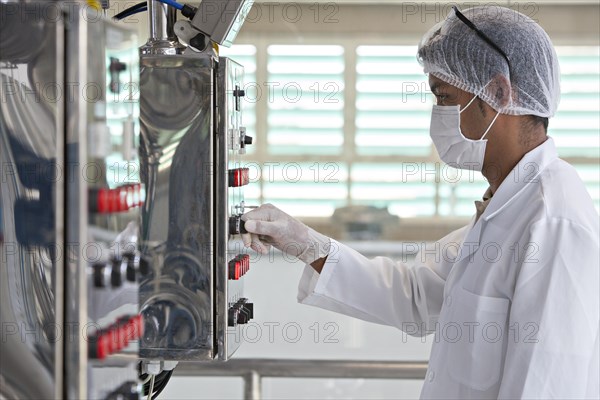 Employee at the cosmetics factory in Itupeva