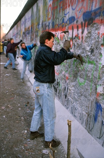 Tourists called wall woodpeckers at the Berlin Wall and Brandenburg Gate