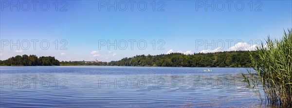 Abtsdorfer See with the village of Leobendorf