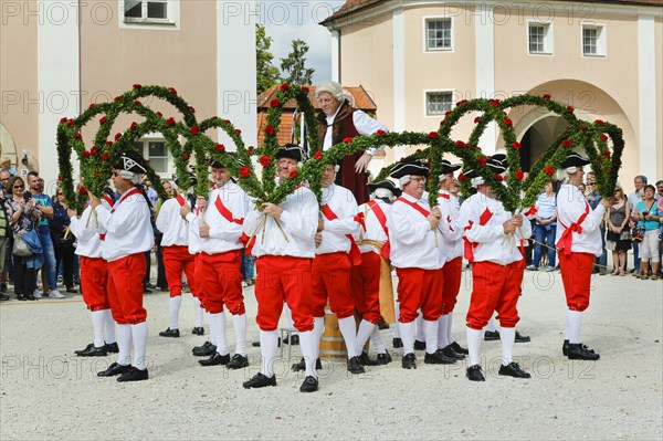 Ulmer Binder Dance in the monastery yard in Wiblingen