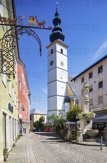 Market place with the parish church of St. Martin and Mariensaeule