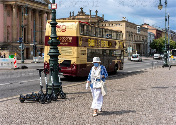 Senior citizen Unter den Linden in Berlin