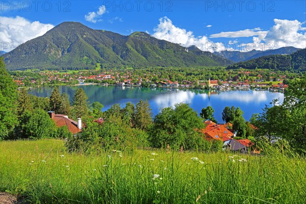 Lake panorama with village view and parish church in front of the Wallberg