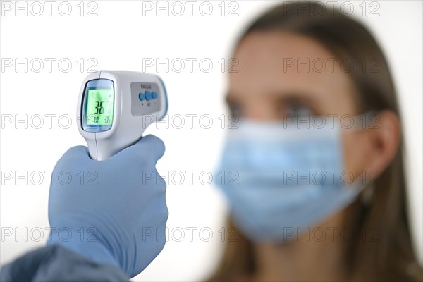 Temperature measurement with forehead thermometer
