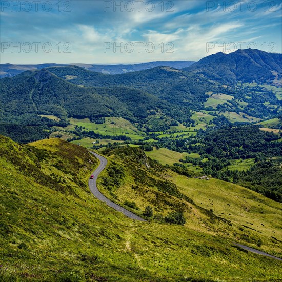 Road connecting the Mandailles valley to Pas de Peyrol