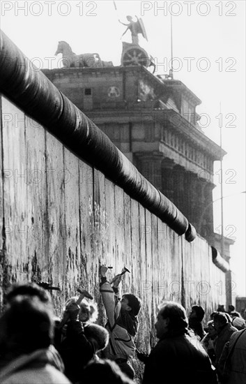 Tourists called wall woodpeckers at the Berlin Mauer and Brandenburg Gate