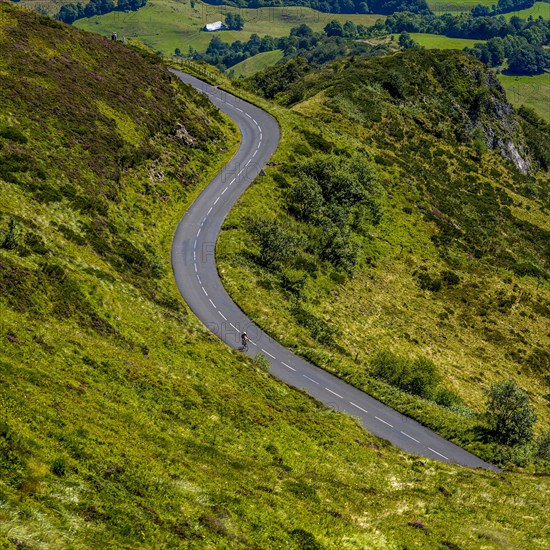 Road connecting the Mandailles valley to Pas de Peyrol