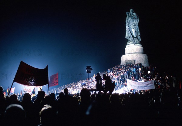 Demonstration against neo-Nazism in the GDR in front of the Soviet Memorial in Treptow