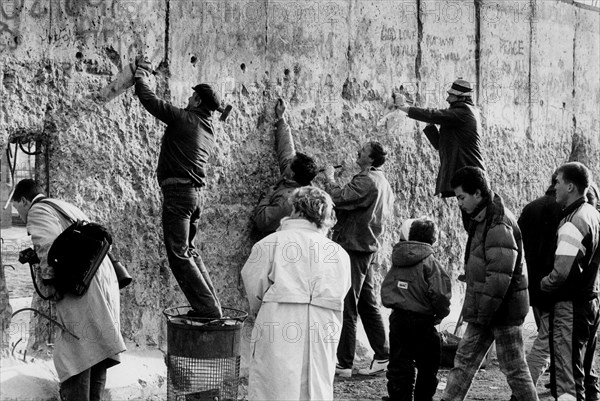 Tourists called wall woodpeckers at the Berlin Mauer and Brandenburg Gate