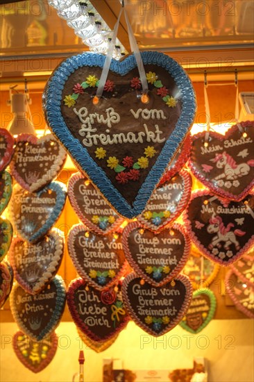 Gingerbread hearts in a confectionery stand at the Bremen Freimarkt at dusk