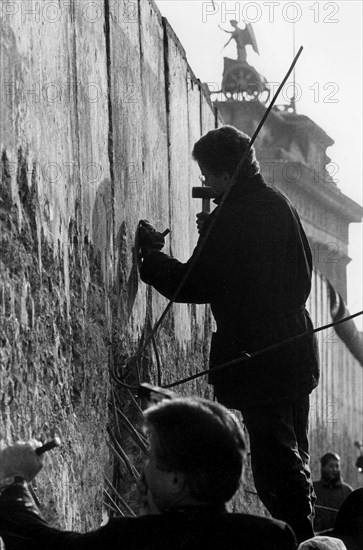 Tourists called wall woodpeckers at the Berlin Mauer and Brandenburg Gate