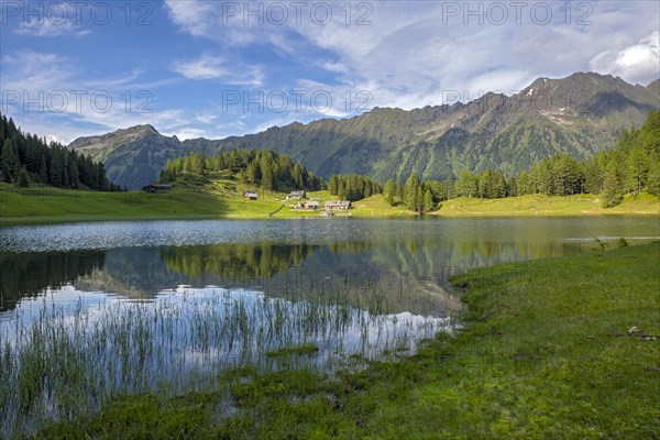 Duisitzkarsee with Duisitzkarsee hut and Fahrlech hut in summer