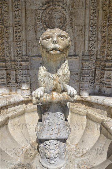 Animal-shaped fountain statue