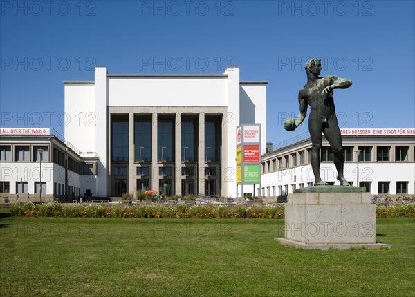 Sculpture discus thrower