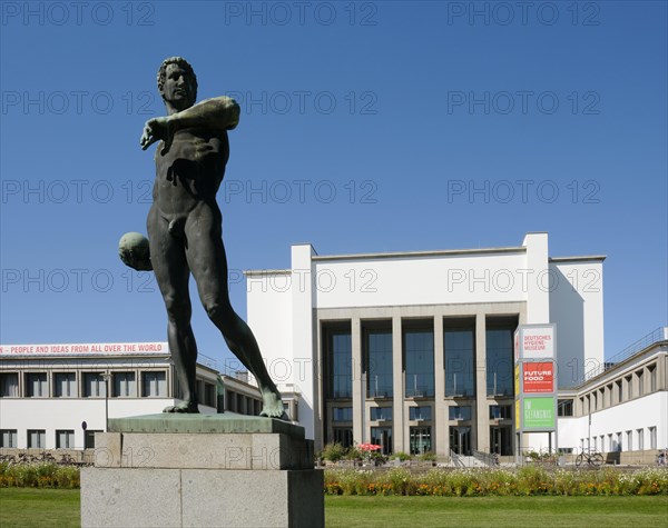 Sculpture discus thrower