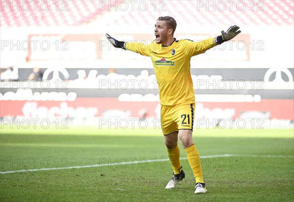 Goalkeeper Florian Mueller SC Freiburg SCF Gesture