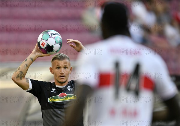 Jonathan Schmid SC Freiburg SCF action throw-in Silas Wamangituka VfB Stuttgart