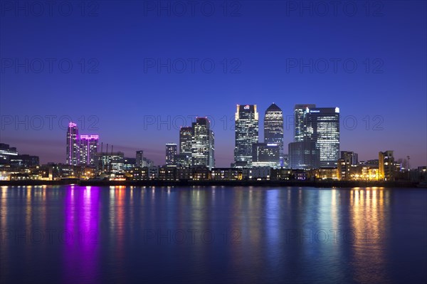 Canary Wharf Finanzdistrikt mit Blick ueber die Themse