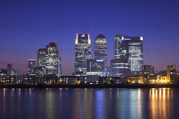 Canary Wharf Finanzdistrikt mit Blick ueber die Themse